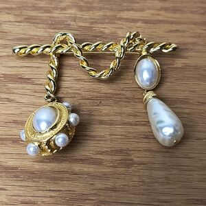 Baroque Faux Pearls On Rope Dangling Medallion Teardrop Brooch Pin